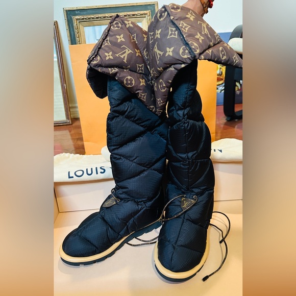 LOUIS VUITTON PILLOW COMFORT HIGH BOOT 1A93ON (Size 8, Color BLK) - Picture 5 of 11
